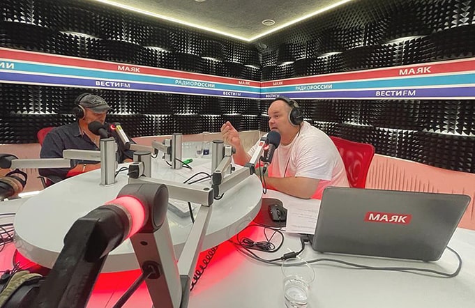 Вячеслав Вакурин и Андрей Андреев в студии радиостанции «Маяк» (Краснодар, 2023 год)